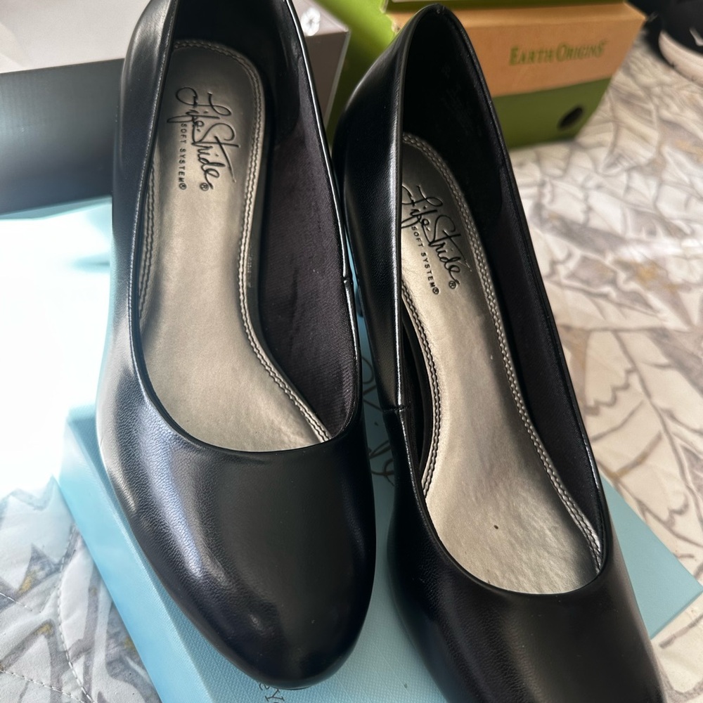 Life Stride Women's Elegant Black Pumps